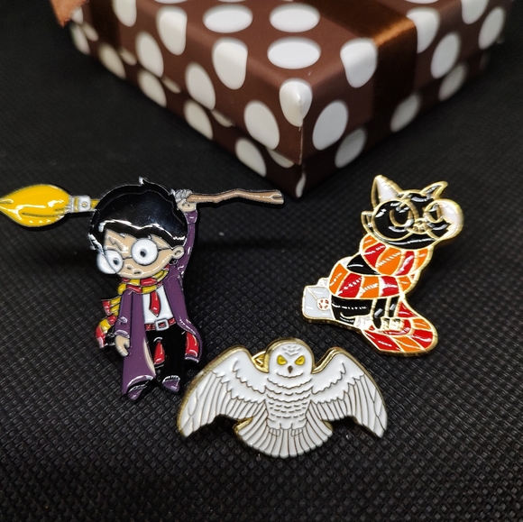3 enamel pins Harry Potter plus gift box. - Picture 1 of 7